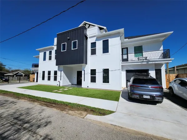 a car parked in front of a white house