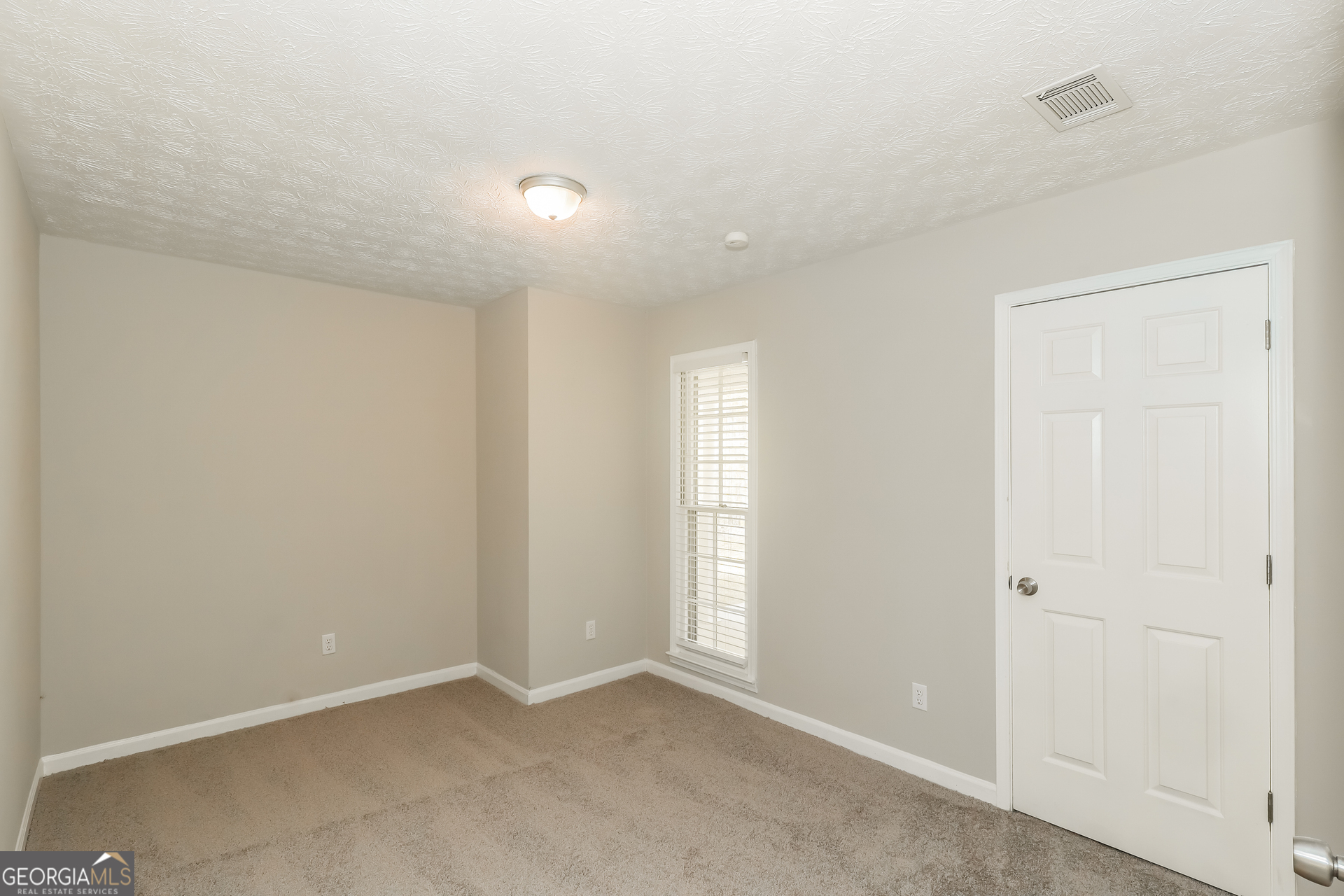 9183 Snipe Lane Jonesboro, GA 30236 - Photo 16 of 22 an empty room with windows and closet