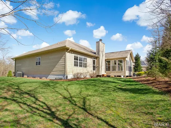 $525,000 | 405 Wolfpass Drive, O'Fallon, IL 62269