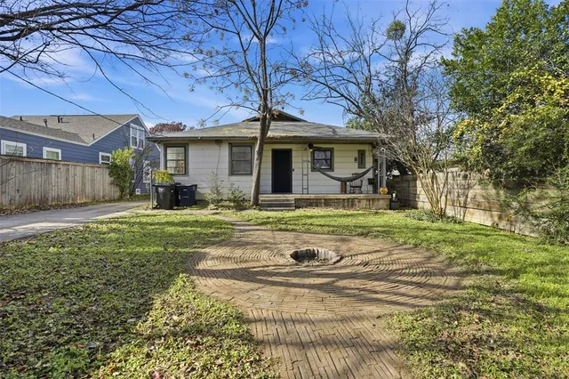 a black and white photo of a living room