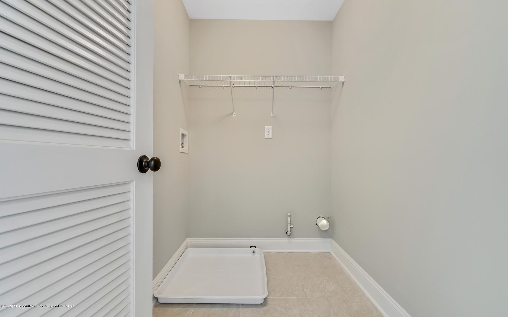615 Ivanhoe Road Brick, NJ 08723 - Photo 18 of 28 a bathroom with a bathtub