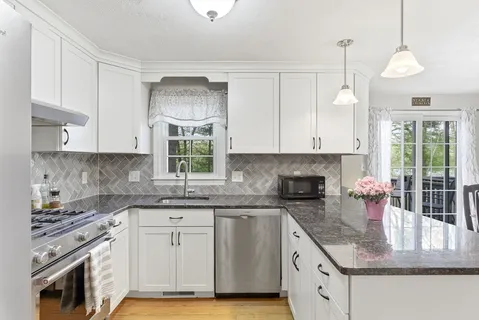 $472,000 | 200 Wellman Avenue, Unit 1, Chelmsford, MA 01863
