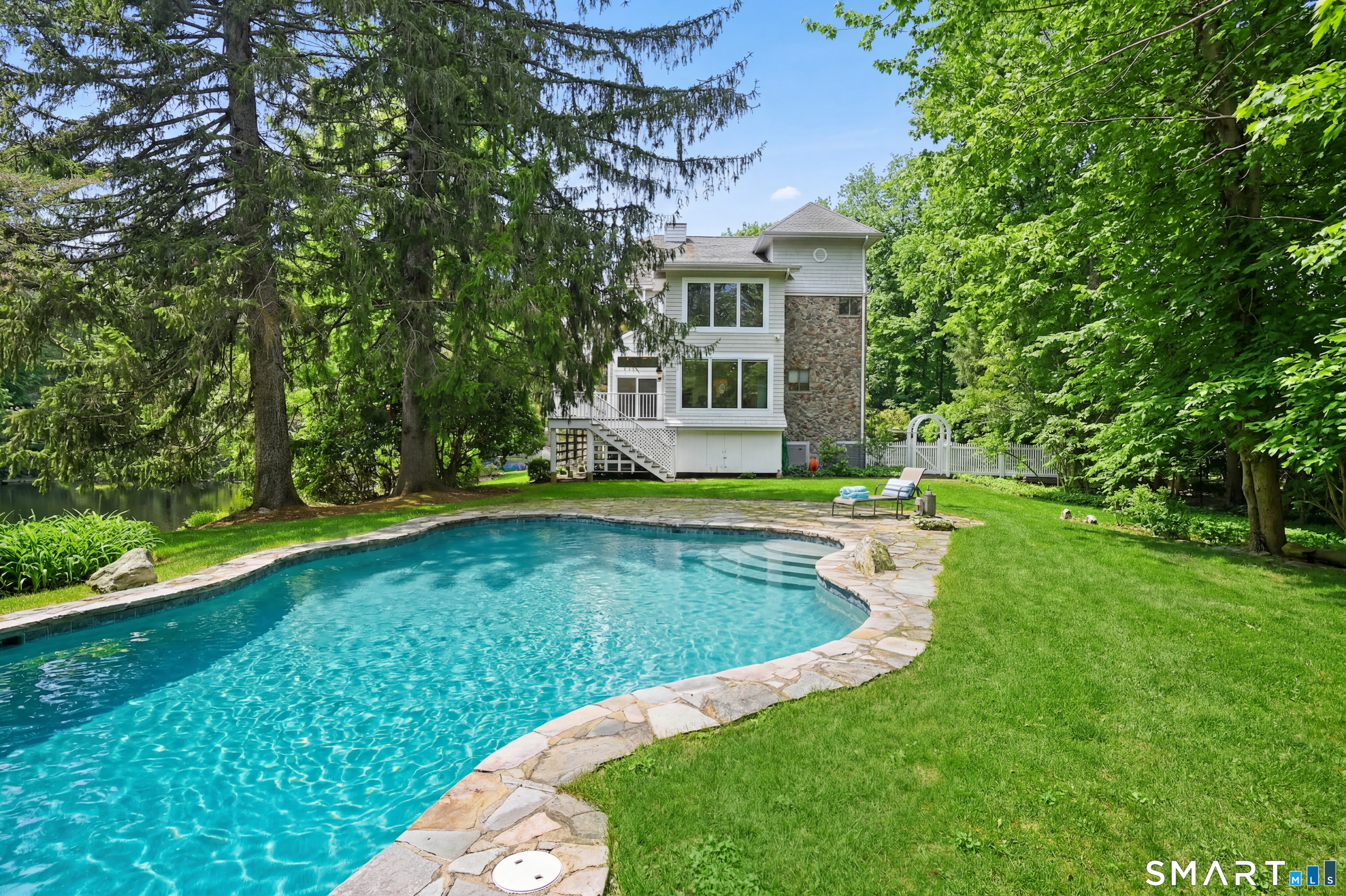 320 Chestnut Hill Road Stamford, CT 06903 - Photo 3 of 40