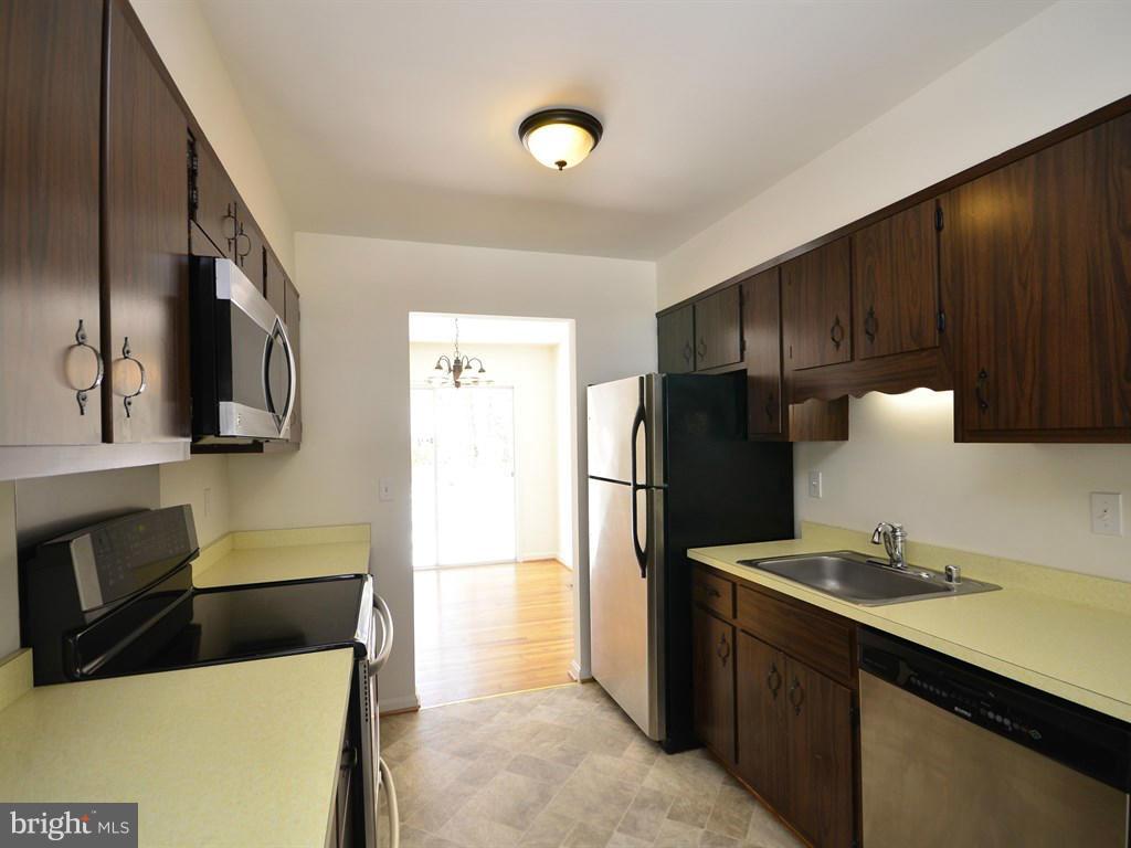 9524 Emory Grove Road Gaithersburg, MD 20877 - Photo 8 of 30 Kitchen