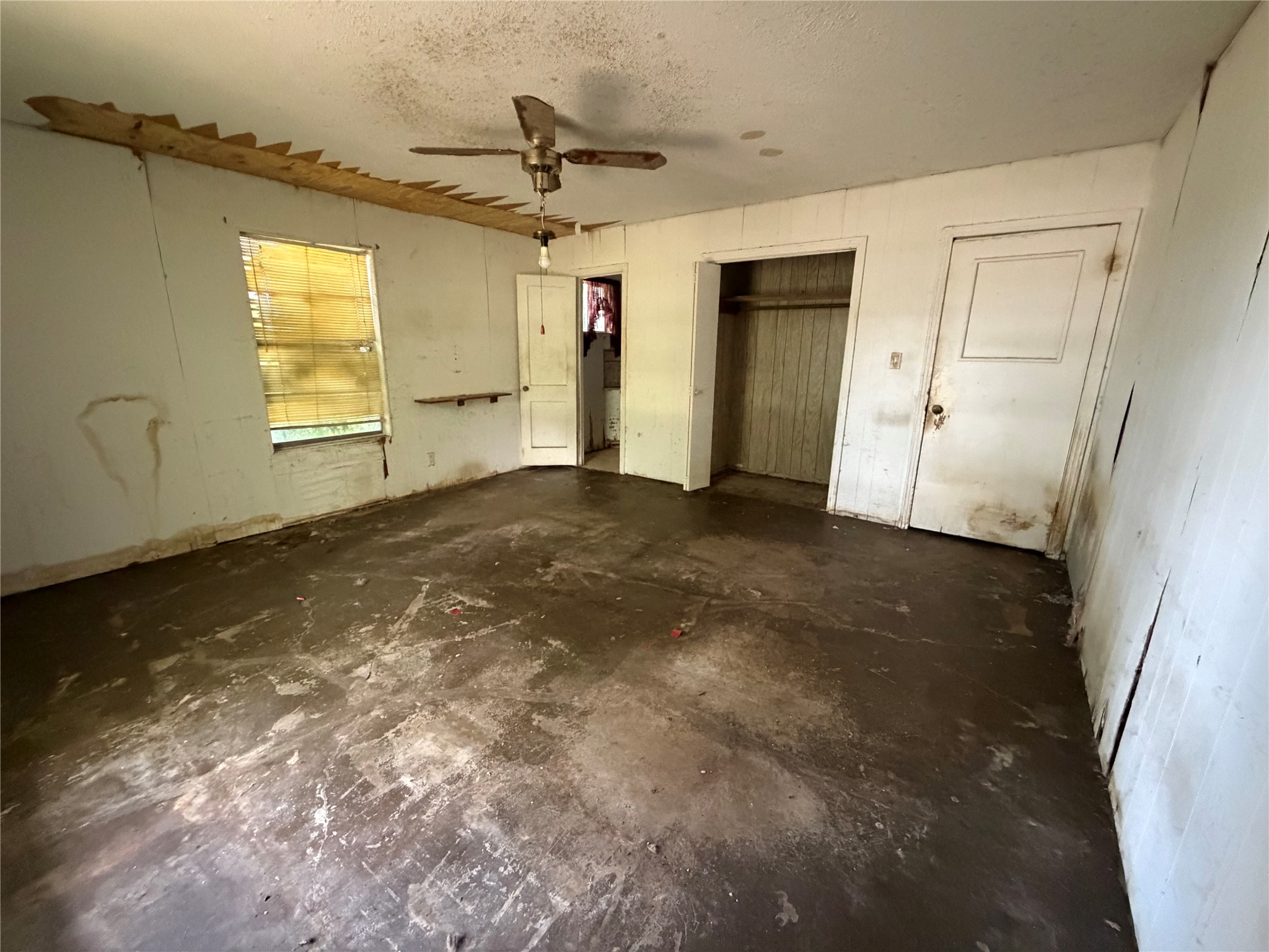 2501 Barnhardt Road Temple, TX 76502 - Photo 14 of 25 Discover potential within this bedroom featuring a ceiling fan and convenient closet access.