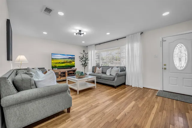 $285,000 | 922 Innsdale Drive, Houston, TX 77076