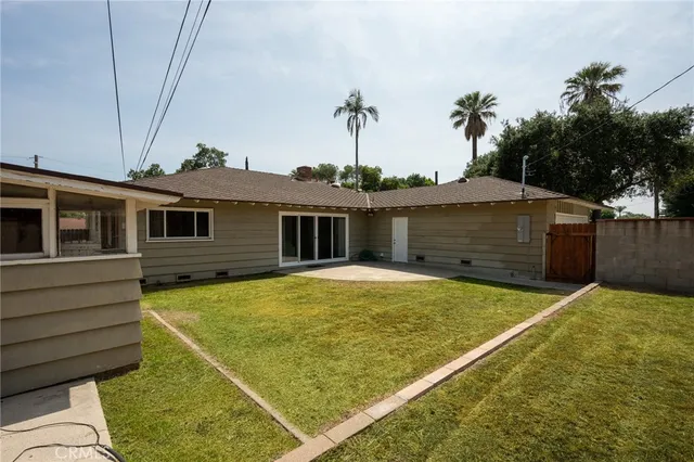 a view of a backyard