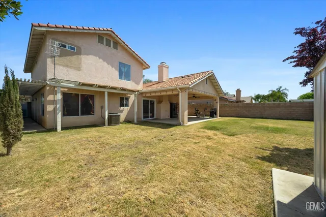 a view of a house with backyard and porch
