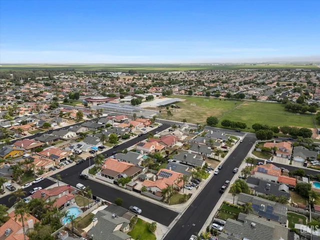 a picture of a wall with a white wall