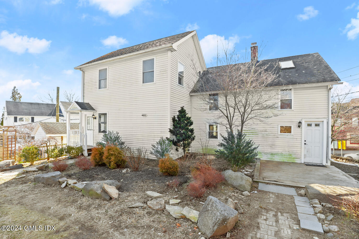 a view of a house with a backyard