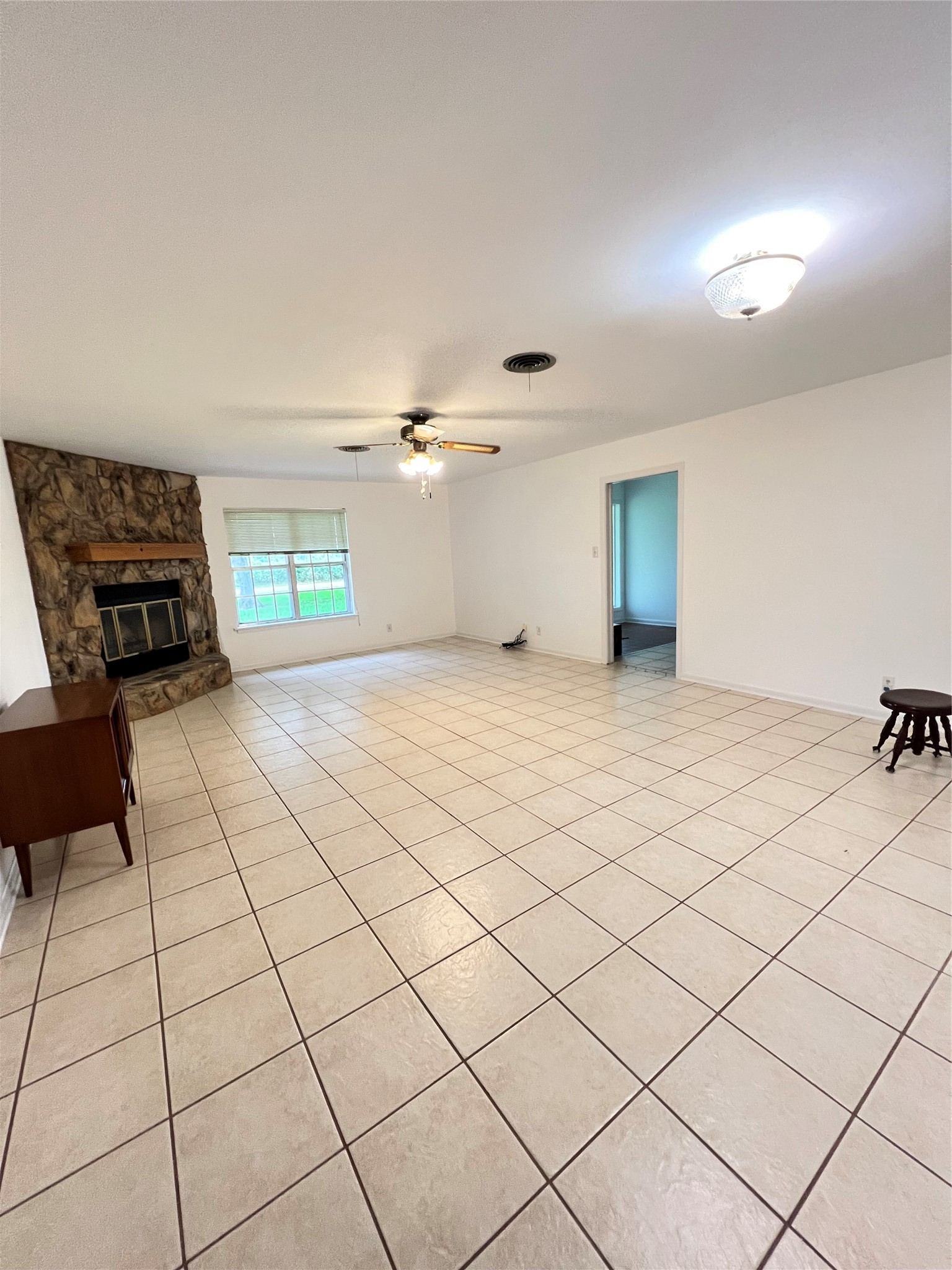 402 Peach Point Road Jones Creek, TX 77541 - Photo 16 of 32 Living room
