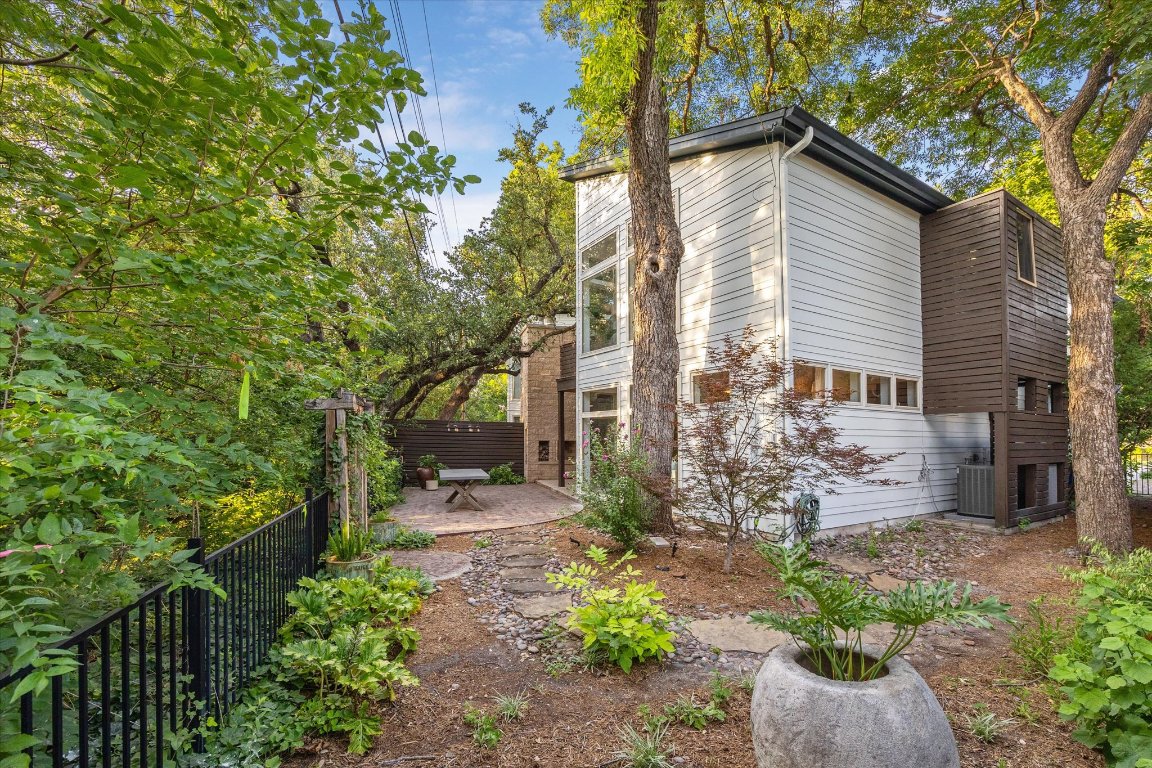 a view of a back yard of the house