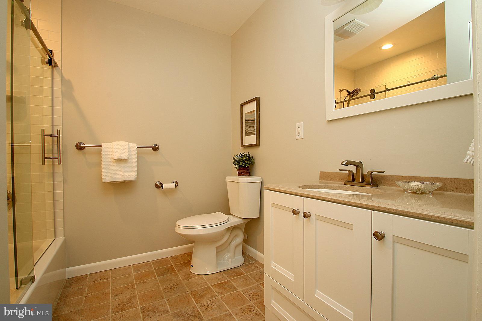 713 Riverside Drive Baltimore, MD 21221 - Photo 25 of 30 Bath (Master)