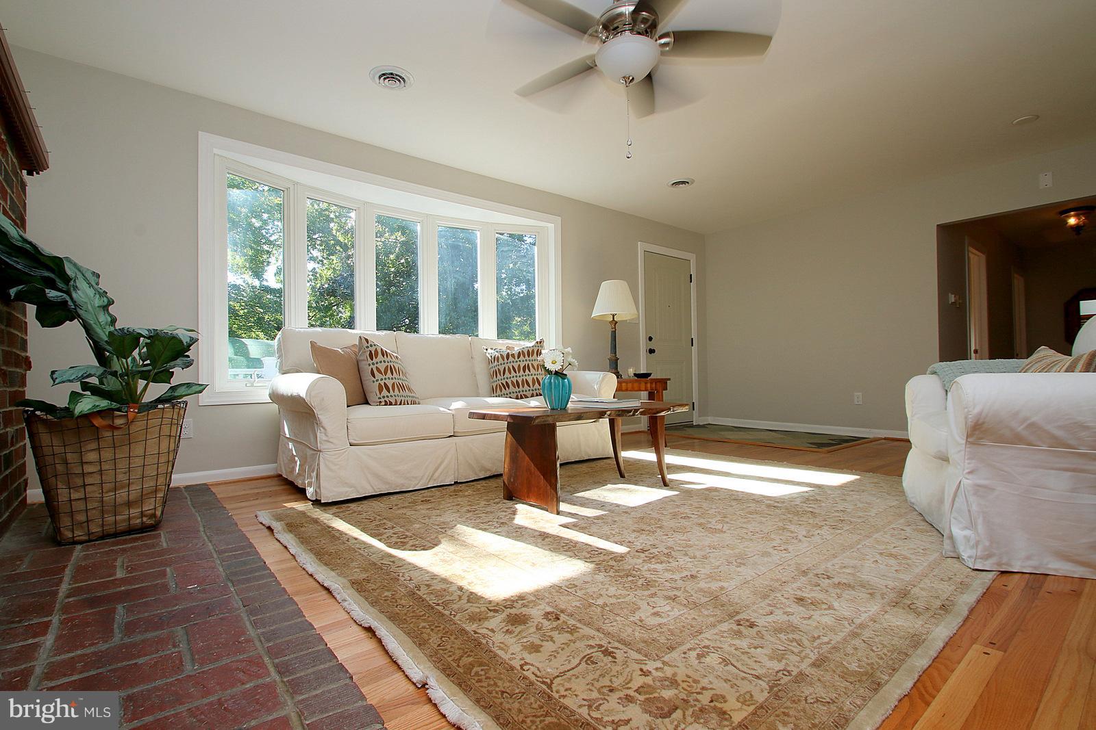 713 Riverside Drive Baltimore, MD 21221 - Photo 9 of 30 Living Room
