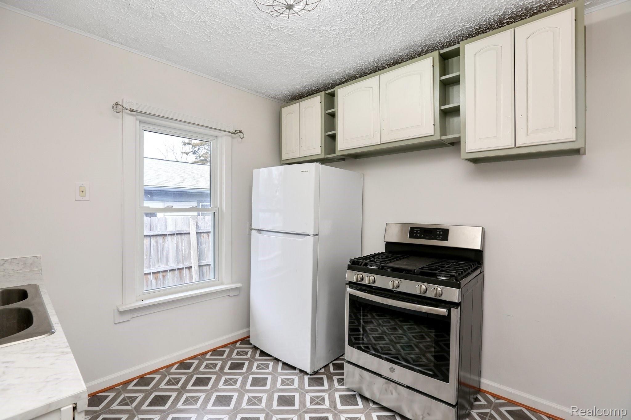 20753 Inkster Road Farmington, MI 48336 - Photo 3 of 25 3- Kitchen 2.jpg