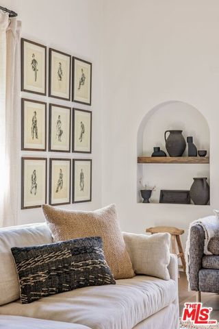 a view of entryway with furniture