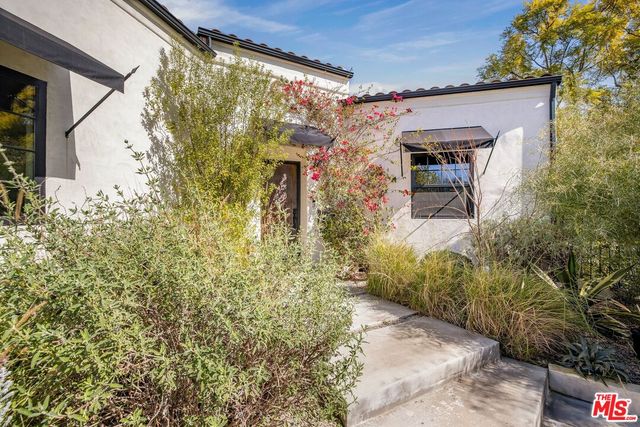 a view of a pathway of a house
