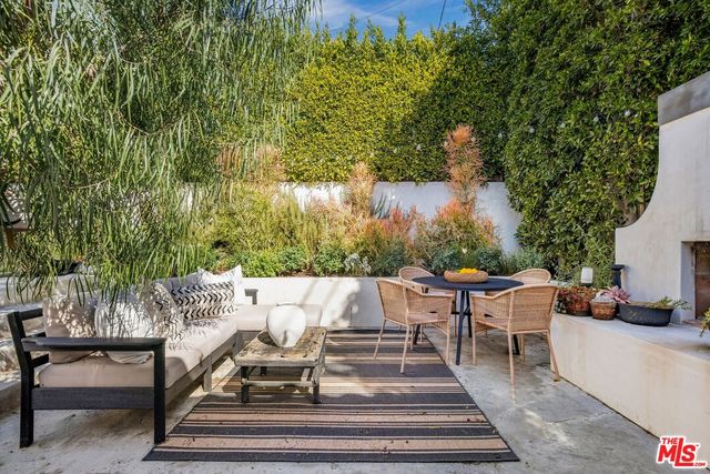 a view of a yard in front of house