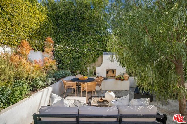 a view of a back yard