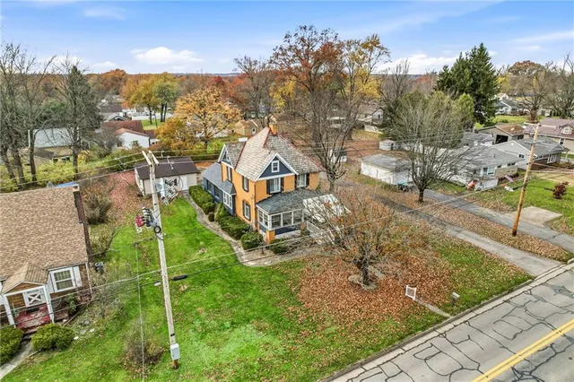 a view of a house with a yard
