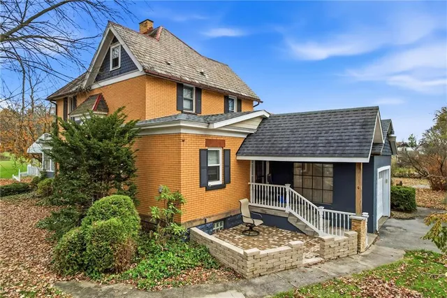 a view of a house with a small yard and plants