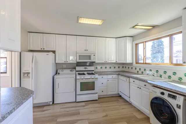 $299,000 | 858 East Grant Drive, Des Plaines, IL 60016