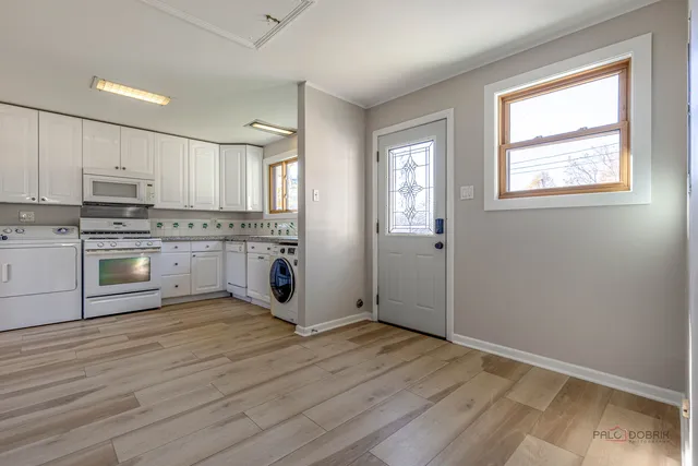 $299,000 | 858 East Grant Drive, Des Plaines, IL 60016