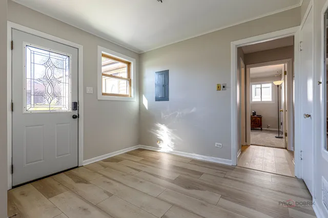 $299,000 | 858 East Grant Drive, Des Plaines, IL 60016