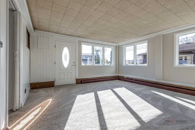 $299,000 | 858 East Grant Drive, Des Plaines, IL 60016