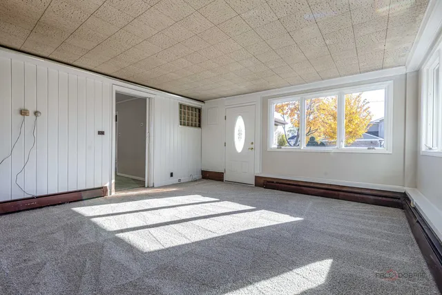 $299,000 | 858 East Grant Drive, Des Plaines, IL 60016