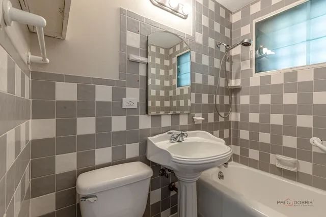 $299,000 | 858 East Grant Drive, Des Plaines, IL 60016