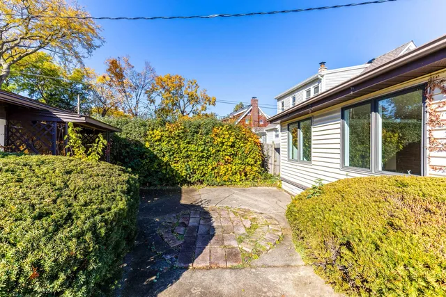 $299,000 | 858 East Grant Drive, Des Plaines, IL 60016