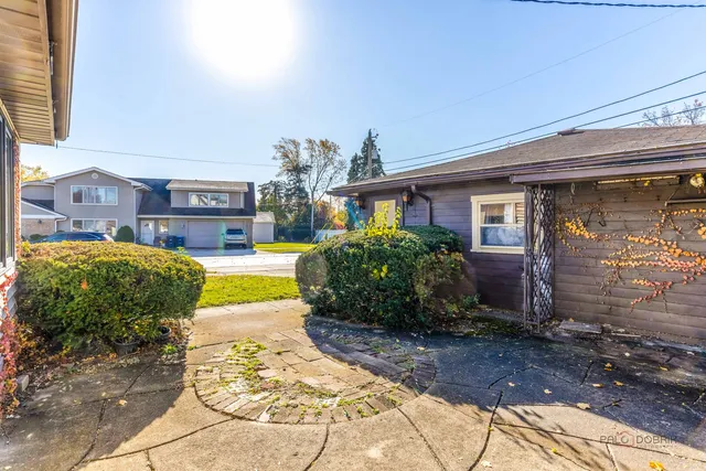 $299,000 | 858 East Grant Drive, Des Plaines, IL 60016