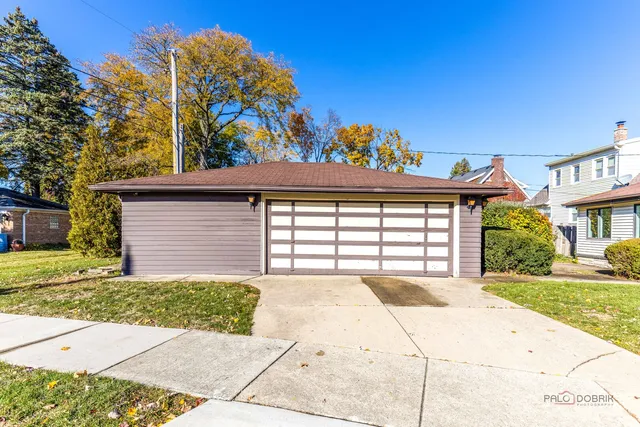 $299,000 | 858 East Grant Drive, Des Plaines, IL 60016