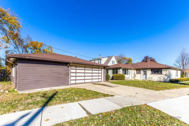 $299,000 | 858 East Grant Drive, Des Plaines, IL 60016