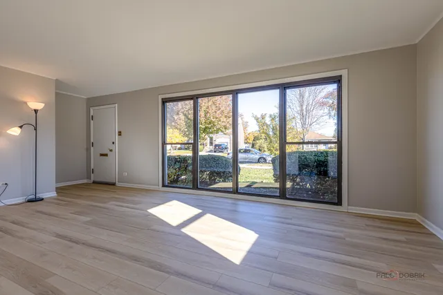 $299,000 | 858 East Grant Drive, Des Plaines, IL 60016