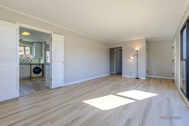 $299,000 | 858 East Grant Drive, Des Plaines, IL 60016