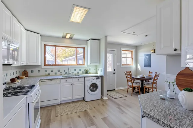 $299,000 | 858 East Grant Drive, Des Plaines, IL 60016