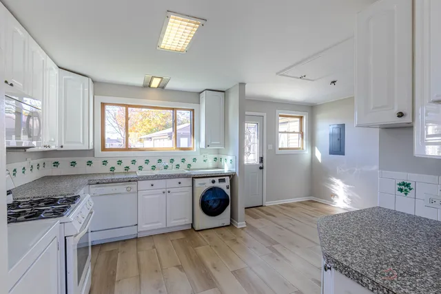 $299,000 | 858 East Grant Drive, Des Plaines, IL 60016