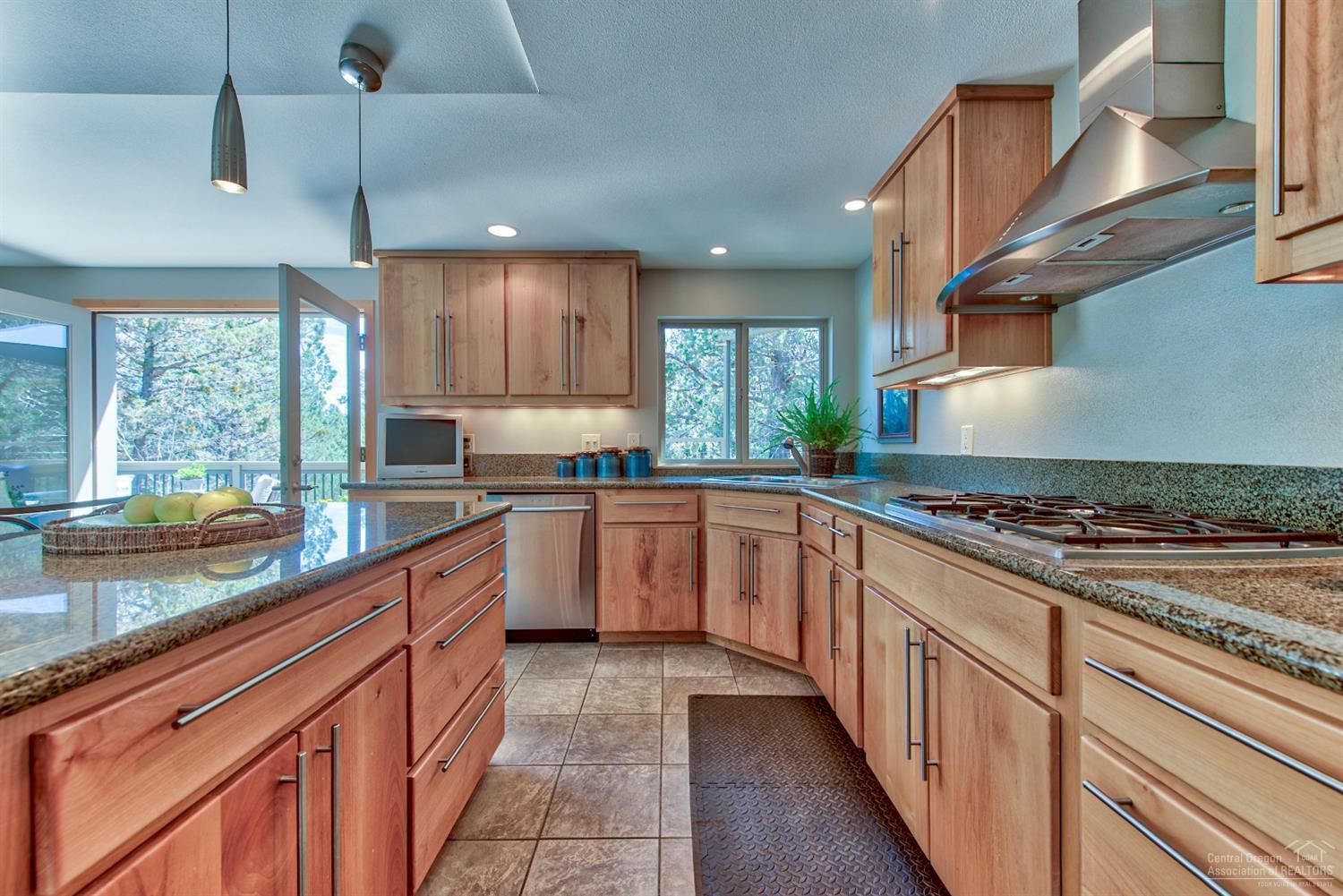 697 Northwest Silver Buckle Road Bend, OR 97703 - Photo 10 of 25 Gallery Image 10