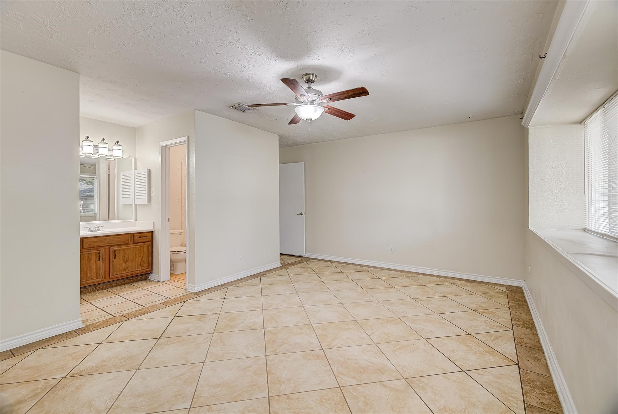 7515 Shoshone Drive Baytown, TX 77521 - Photo 20 of 39 a view of an empty room