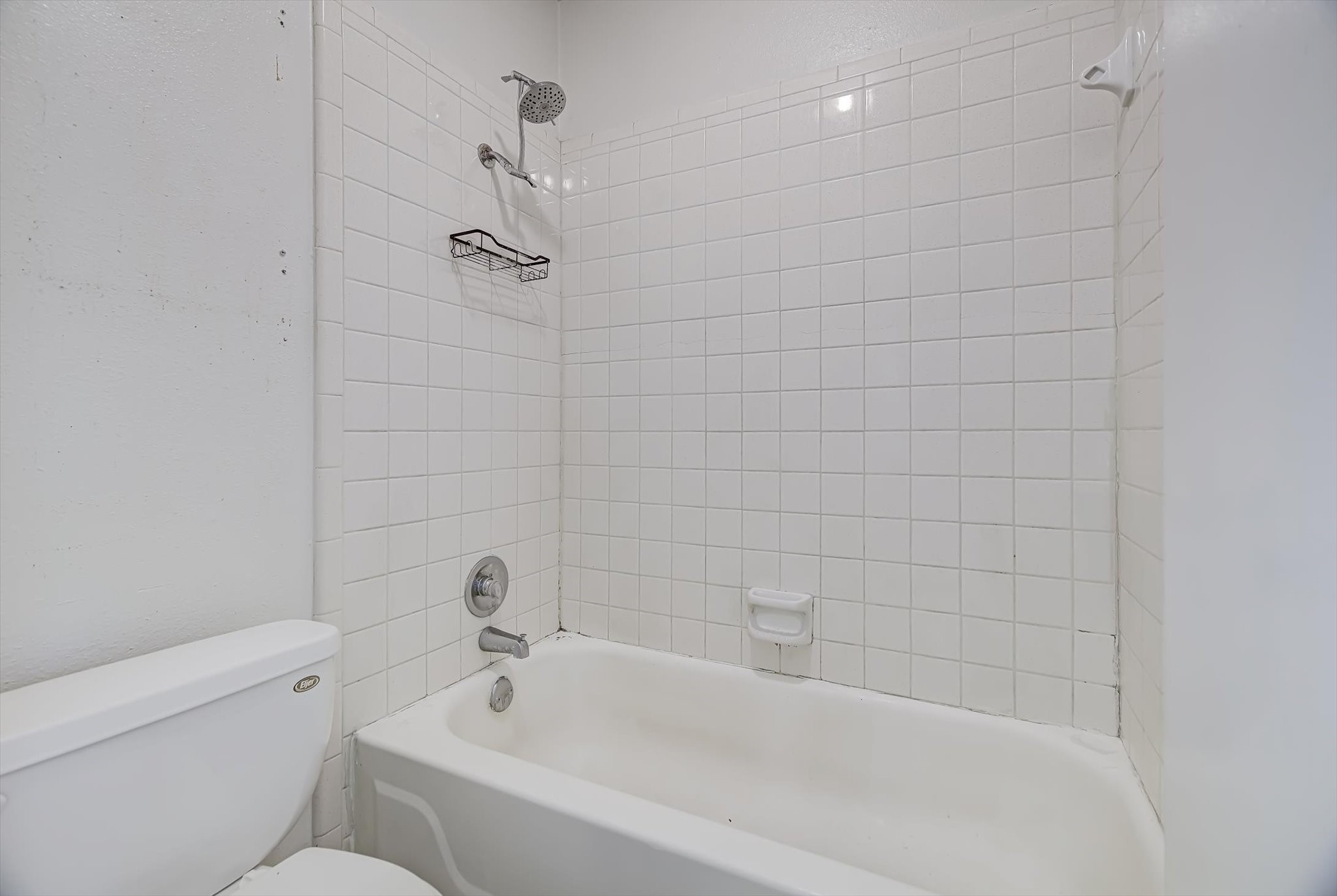 7515 Shoshone Drive Baytown, TX 77521 - Photo 23 of 39 a bathroom with a bathtub and toilet