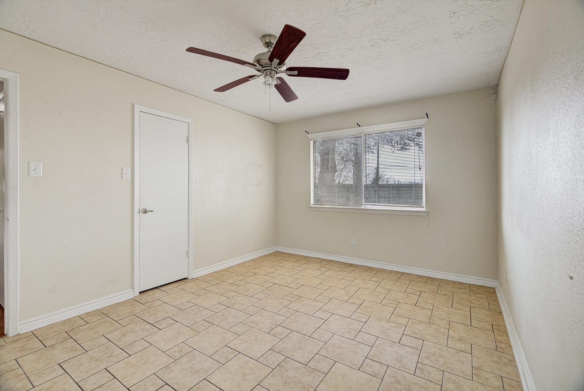 7515 Shoshone Drive Baytown, TX 77521 - Photo 28 of 39 an empty room with windows and fan