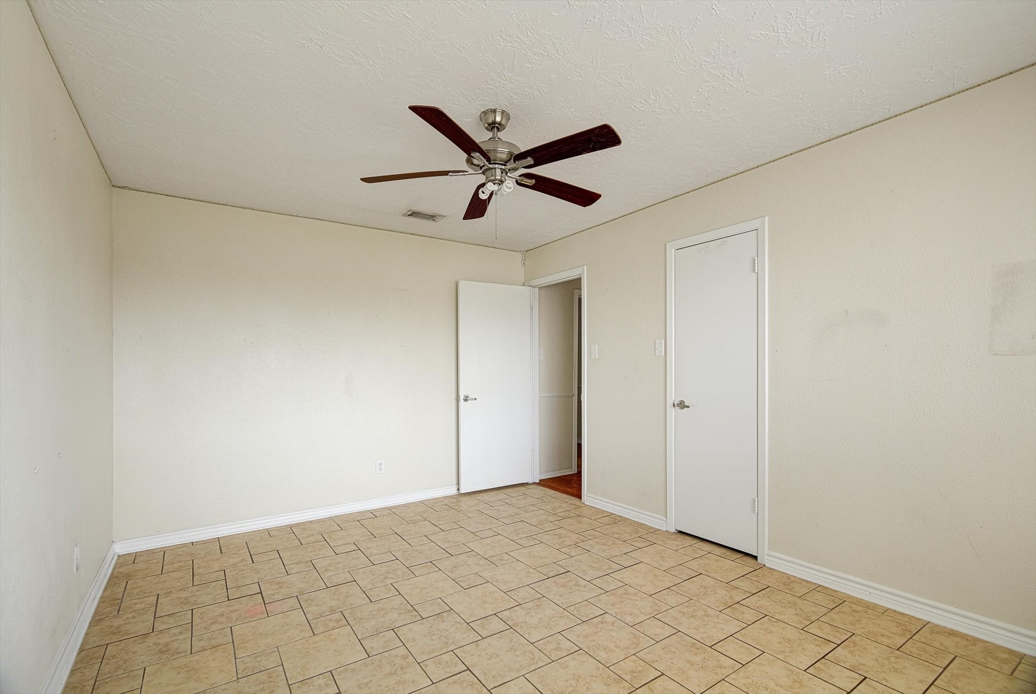 7515 Shoshone Drive Baytown, TX 77521 - Photo 29 of 39 a view of a big room with carpet