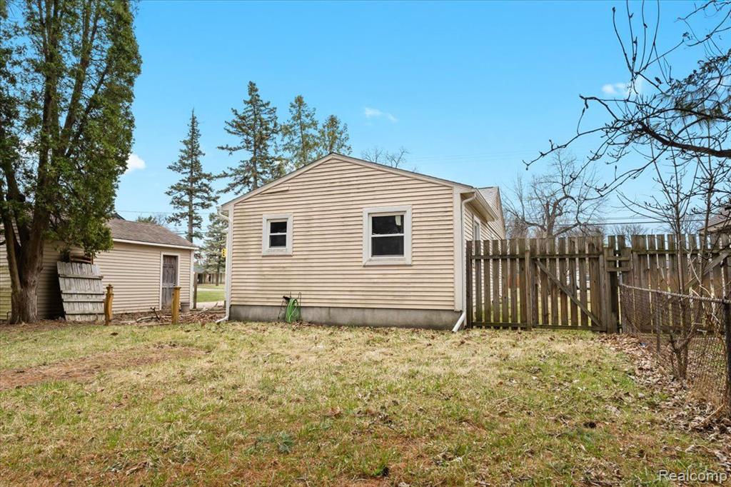 704 North Road Fenton, MI 48430 - Photo 19 of 21