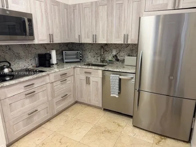 $3,500 | 5161 Collins Avenue, Unit 703, Miami Beach, FL 33140