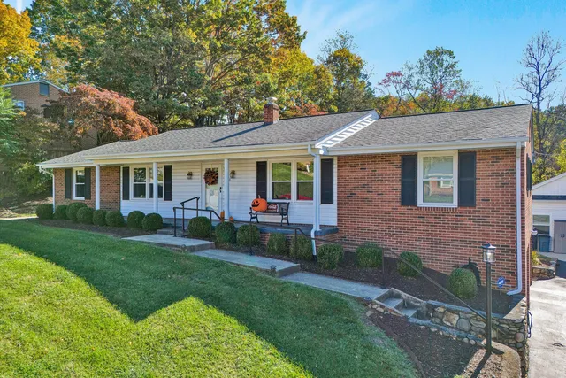 a view of a house with a backyard