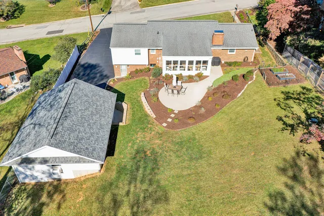 a view of a backyard