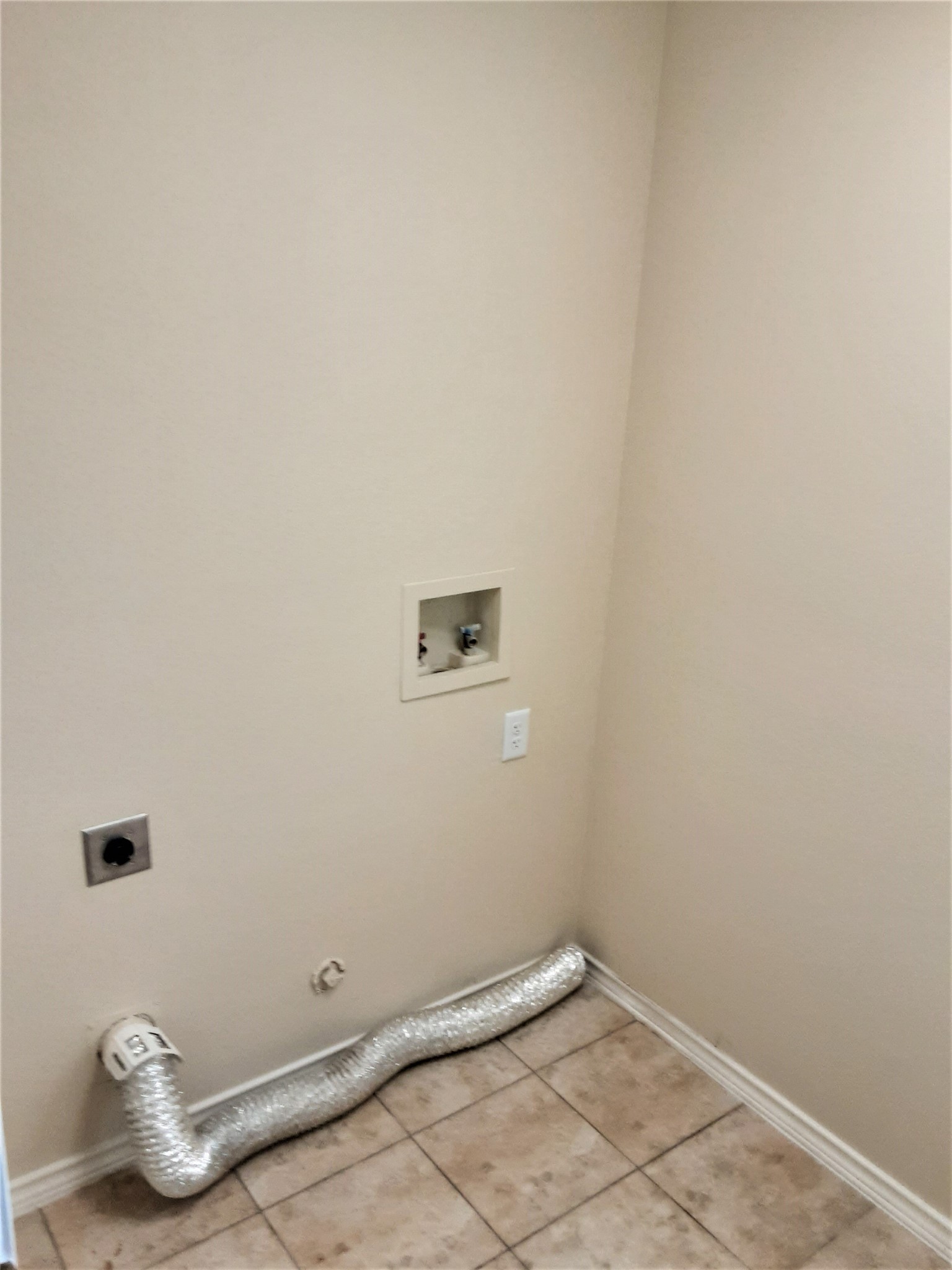205 Rinehardt Street Hutto, TX 78634 - Photo 25 of 40 an empty room with a workbench