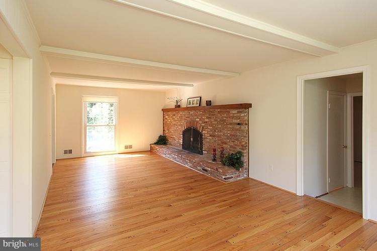 8805 Bells Mill Road Potomac, MD 20854 - Photo 14 of 30 Family Room